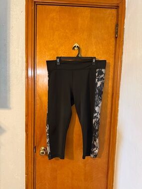 adidas Black Capri Leggings with Gray and Black Side Panels Size XL